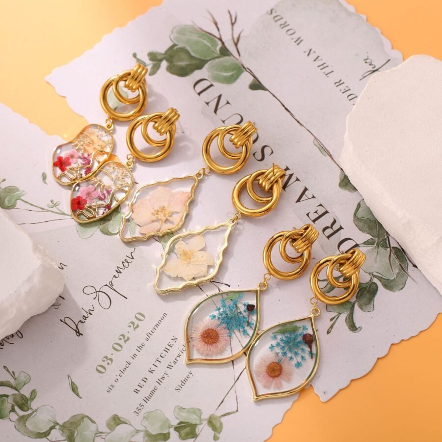 Transparent Dried Flower Daisy Resin Stud Earrings